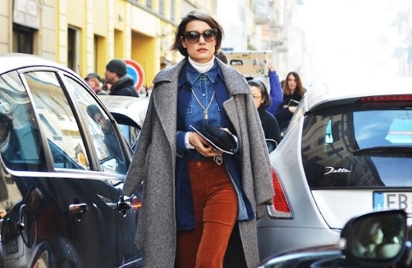 street-style-casaco-sobre-os-ombros-é-tudo-truque-truque-de-stylist-camisa-jeans